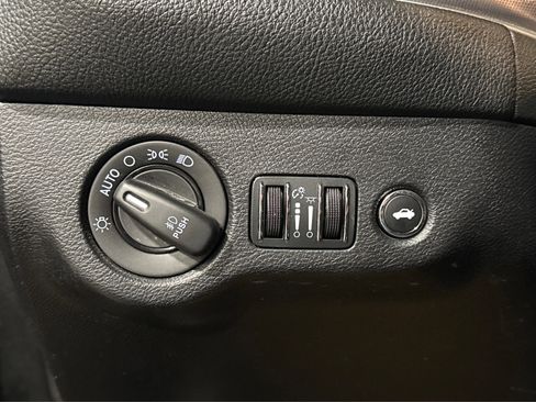 Used 2015 Dodge Challenger SXT Plus image 21