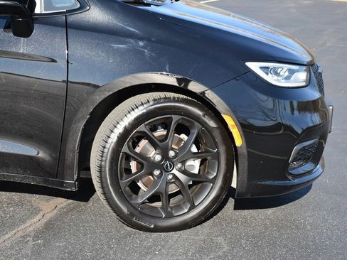 Used 2024 Chrysler Pacifica Limited w/ Uconnect Theater Family Group image 3