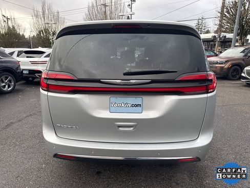 Used 2024 Chrysler Pacifica Touring-L image 8