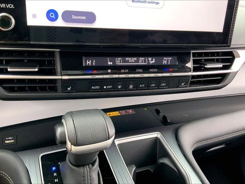 Used 2025 Toyota Sienna XLE image 32