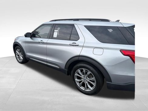 Used 2022 Ford Explorer XLT w/ Equipment Group 202A RWD image 3