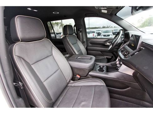 Used 2024 GMC Yukon XL SLT w/ SLT Luxury Package image 28