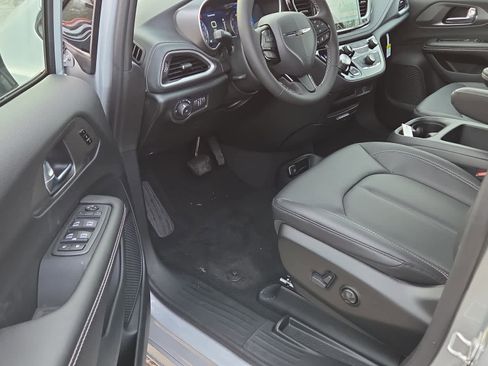 New 2026 Chrysler Pacifica Select w/ S Appearance Package image 18