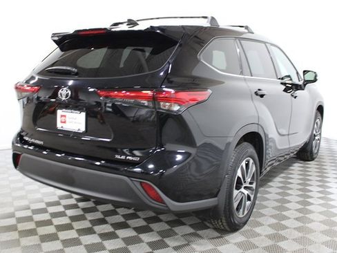Certified 2022 Toyota Highlander XLE image 6