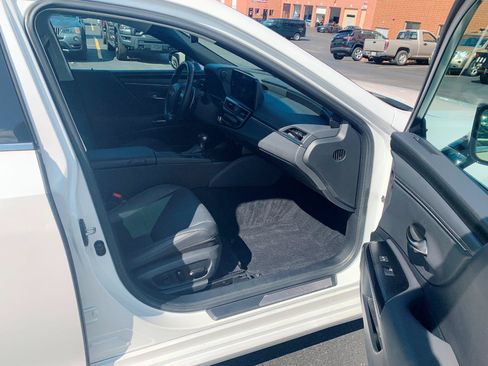 Used 2022 Lexus ES 300h FWD image 16
