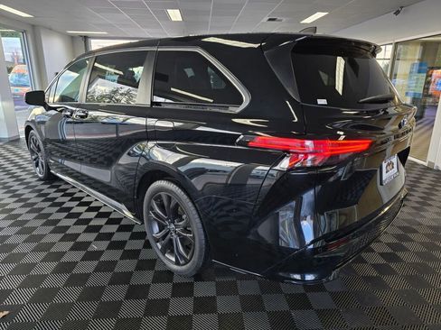 Used 2021 Toyota Sienna XSE image 5