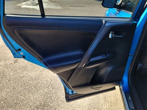 Used 2017 Toyota RAV4 SE image 28