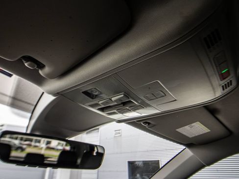 Certified 2024 Volkswagen Tiguan SE FWD image 31