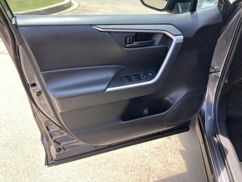 Used 2022 Toyota RAV4 LE FWD image 12