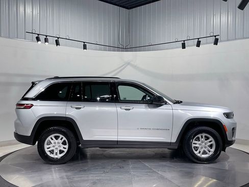 Used 2023 Jeep Grand Cherokee Laredo AWD/4WD image 10