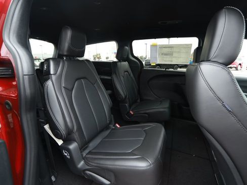 New 2026 Chrysler Pacifica Select w/ S Appearance Package image 31