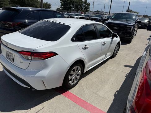 Used 2021 Toyota Corolla LE FWD image 3