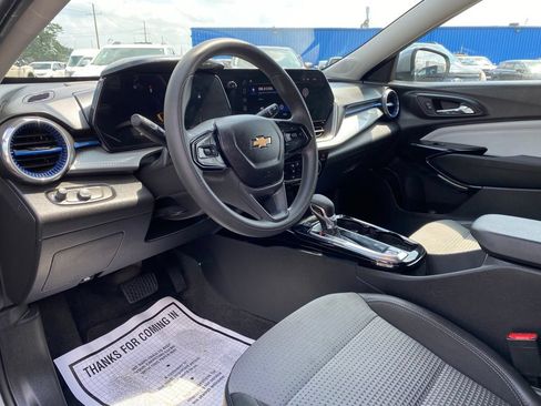 Used 2025 Chevrolet Trax LT FWD image 9