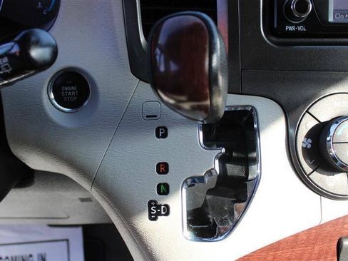 Used 2013 Toyota Sienna XLE w/ Entertainment Pkg FWD image 21