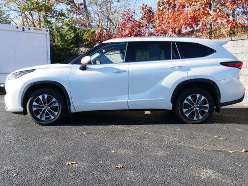 Used 2022 Toyota Highlander XLE AWD/4WD image 3