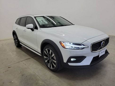 New 2026 Volvo V60 B5 Cross Country Ultra w/ Protection Package Premier image 4