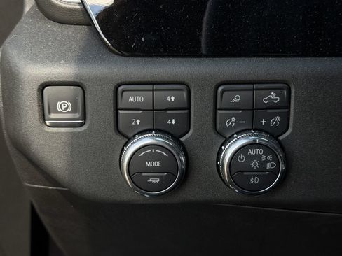 Used 2025 GMC Sierra 1500 SLT AWD/4WD image 25