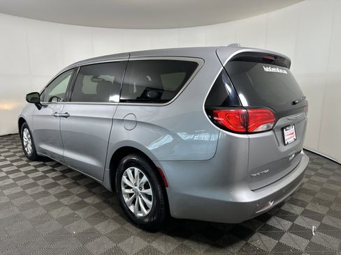 Used 2017 Chrysler Pacifica Touring w/ Tire & Wheel Group FWD image 3
