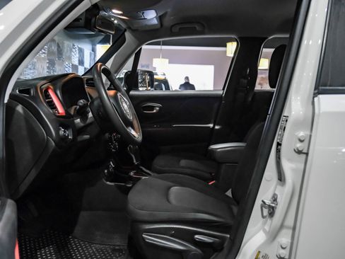 Used 2023 Jeep Renegade Trailhawk AWD/4WD image 4
