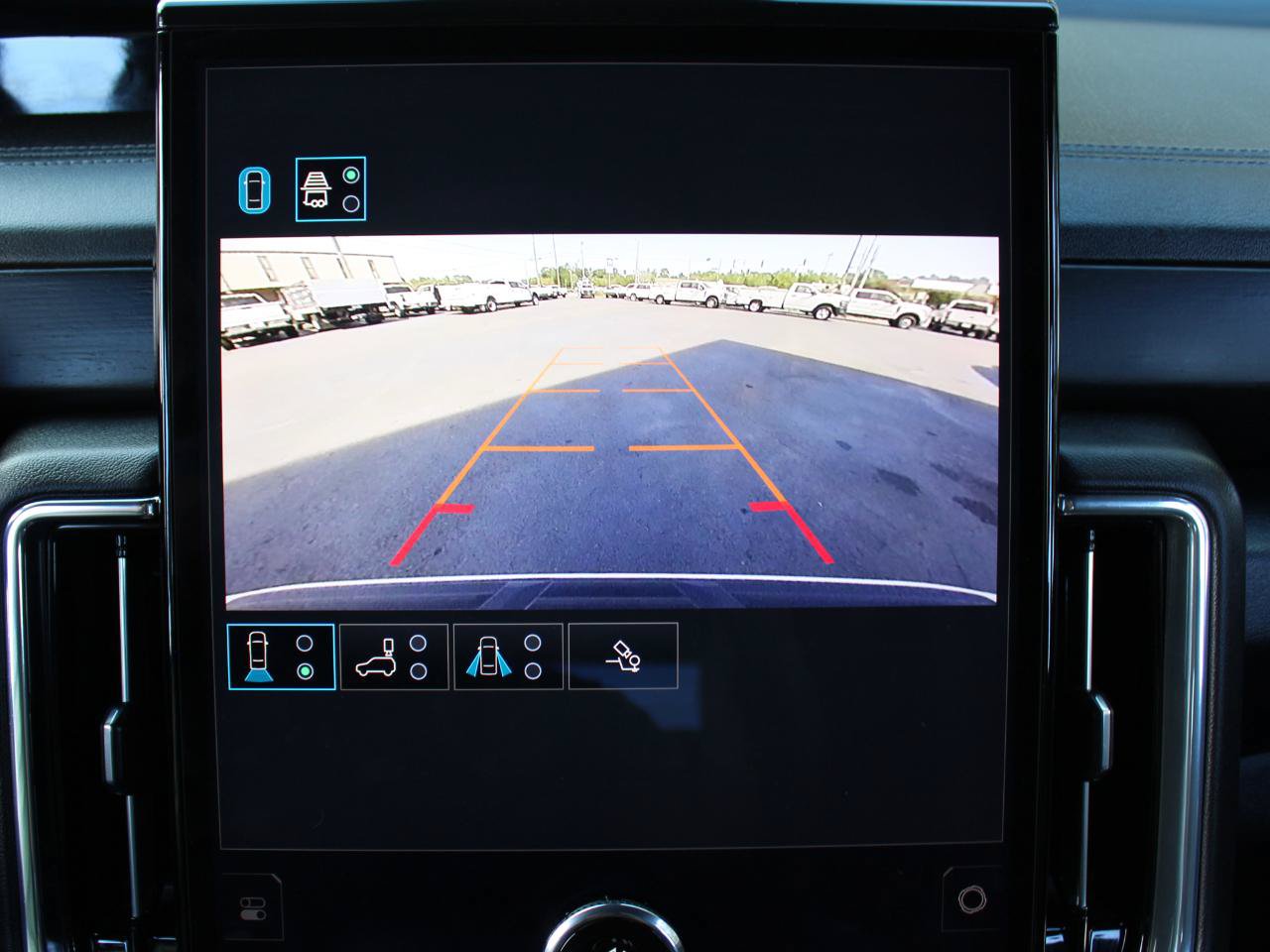 Used 2025 GMC Yukon Denali RWD image 26
