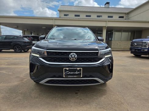 Used 2022 Volkswagen Taos SE FWD image 2
