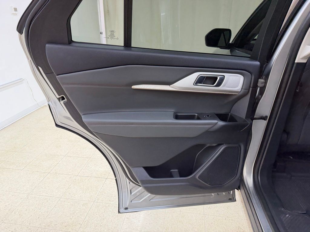 Used 2025 Ford Explorer Active AWD/4WD image 19