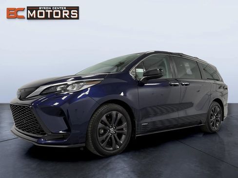 Used 2021 Toyota Sienna XSE image 2