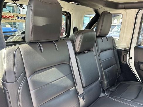 Used 2018 Jeep Wrangler Unlimited Sahara AWD/4WD image 14