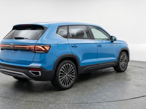 Used 2025 Volkswagen Taos SE FWD image 9