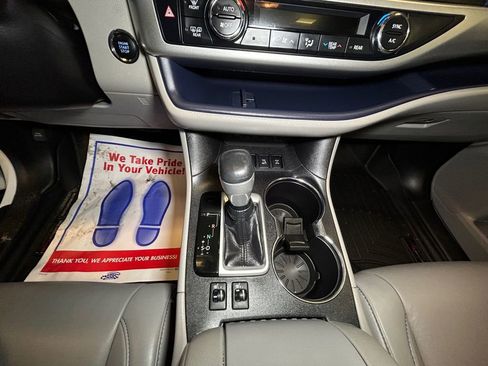 Used 2019 Toyota Highlander XLE image 11