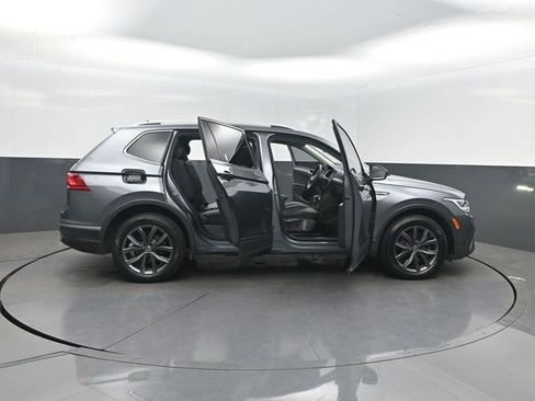 Used 2022 Volkswagen Tiguan SE image 37