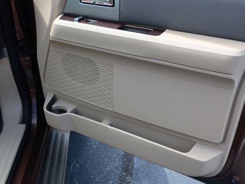 Used 2012 Ford Expedition XLT image 30