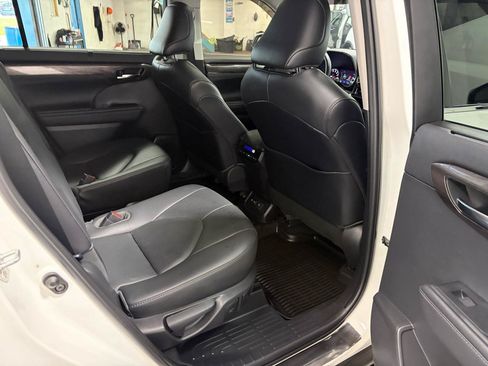 Used 2021 Toyota Highlander Limited AWD/4WD image 19