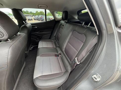 Used 2025 Chevrolet Trax LT FWD image 36
