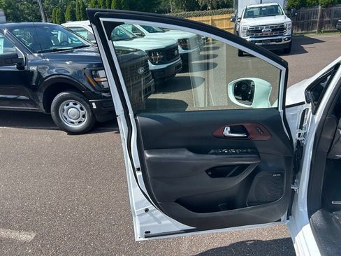 Used 2020 Chrysler Pacifica Limited FWD image 16