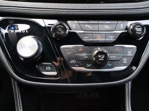 Used 2025 Chrysler Pacifica Limited image 23