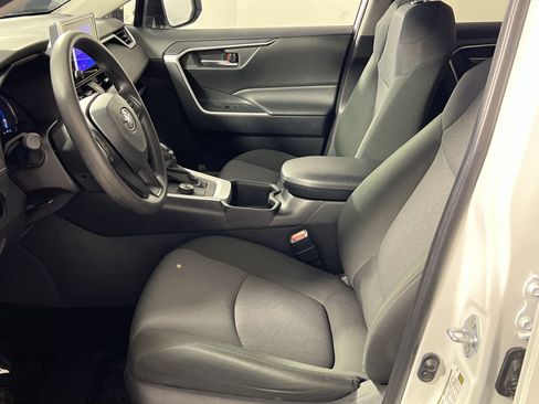 Used 2025 Toyota RAV4 XLE AWD/4WD image 13