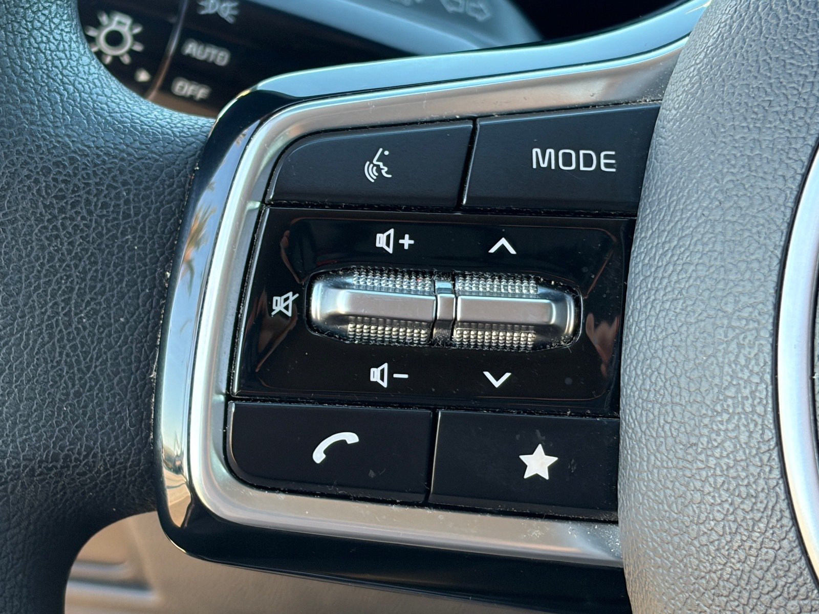 Certified 2025 Kia Sorento LX FWD image 22