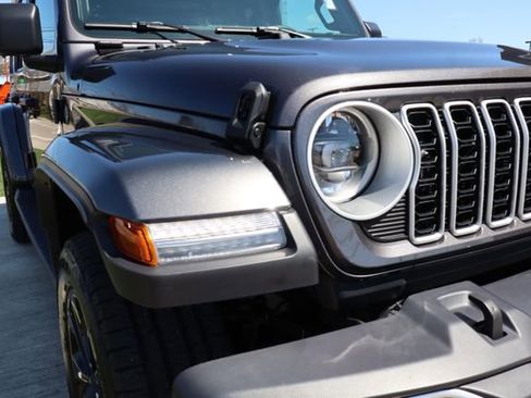 Used 2025 Jeep Wrangler Unlimited Sahara AWD/4WD image 5