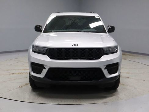 Used 2024 Jeep Grand Cherokee Altitude image 7