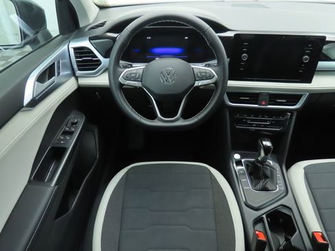 Used 2025 Volkswagen Taos SE w/ Panoramic Sunroof Package FWD image 10