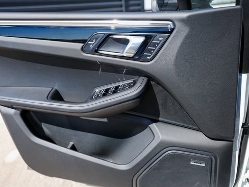 Certified 2025 Porsche Macan Turbo image 23