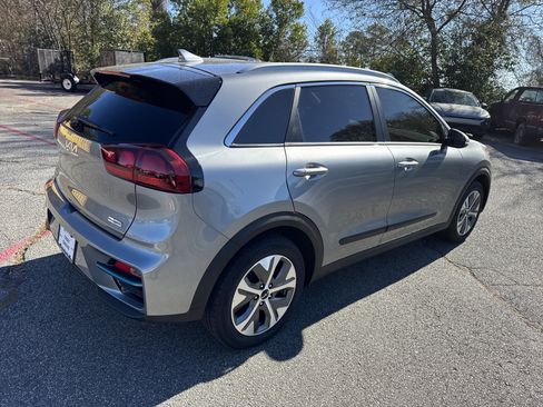 Used 2022 Kia Niro EX image 7