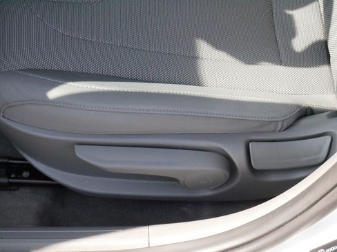 Used 2022 Hyundai Elantra SE FWD image 20