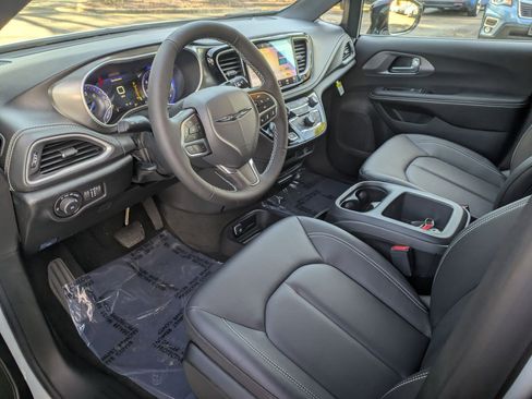 New 2026 Chrysler Pacifica Select image 9