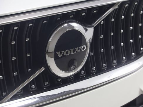 Used 2024 Volvo V60 B5 Cross Country Plus image 17