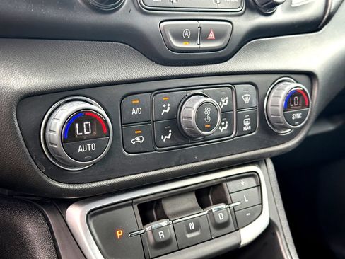 Used 2024 GMC Terrain SLT FWD image 21