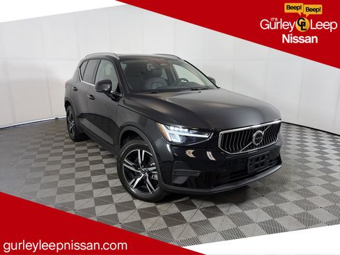 Used 2025 Volvo XC40 B5 Core AWD/4WD image 1