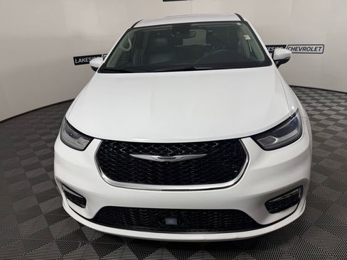 Used 2023 Chrysler Pacifica Touring-L FWD image 9
