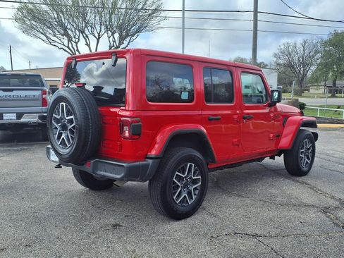 Used 2025 Jeep Wrangler Sahara image 2